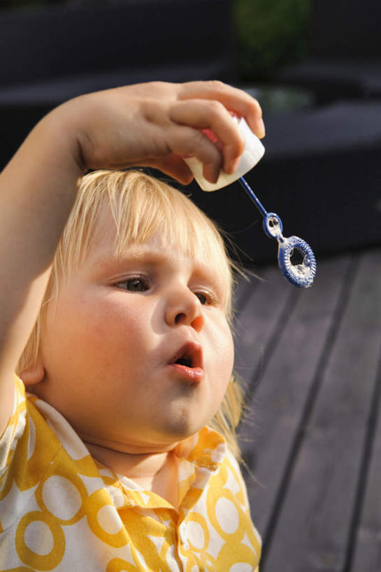 西方人,儿童,手,一个人,站,竖图,室外,白天,正面,游戏,纯洁,玩具,欧洲,欧洲人,仅一个男性,仅一个人,握,阴影,服装,光线,影子,拿,玩,拿着,休闲装,娱乐,吹泡泡,小孩,衣服,阳光,站着,仅一个小孩,休闲,手部,休闲服,可爱,童年,童趣,益智,握着,服饰,活动,发泄,消遣,智力,童真,烂漫,无邪,宣泄,天真,男孩,男人,男性,白种人,孩子,玩耍,嬉戏,站立,半身,彩图,男生