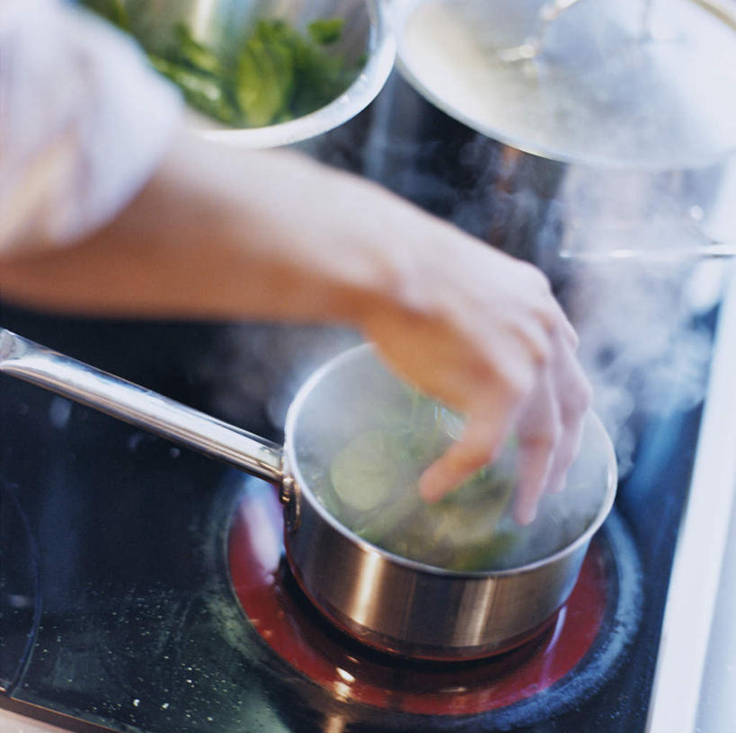 西方人,手,一个人,站,方图,俯视,室内,特写,白天,雾,厨具,欧洲,欧洲人,仅一个男性,仅一个人,握,沸腾,蒸汽,食品,水蒸气,拿,汤锅,拿着,食物,仅一个年轻男性,站着,手部,握着,单手,蒸发,男人,男性,年轻男性,白种人,储藏用具,站立,半身,彩图,高角度拍摄