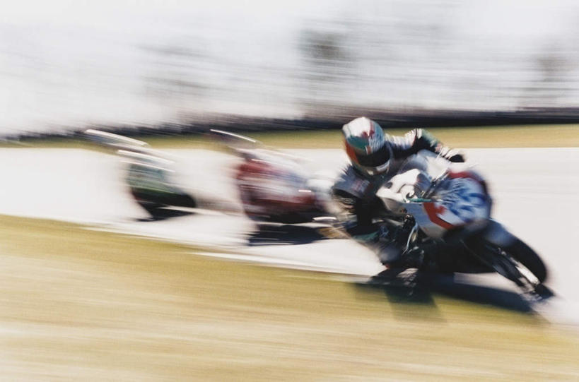 西方人,三个人,坐,横图,室外,白天,正面,赌博,草地,草坪,植物,道路,路,公路,摩托车,帽子,欧洲,欧洲人,握,阴影,曲折,弯曲,光线,头盔,影子,高速,交通,注视,刺激,车,草,树,树木,骑,绿色,阳光,自然,安全帽,交通工具,观察,看,握着,蜿蜒,生长,成长,观看,快速,察看,关注,载具,快捷,伤害,疾速,倏地,飙车,飚车,危险,男人,男性,年轻男性,年轻女性,女人,女性,白种人,马路,坐着,彩图,全身