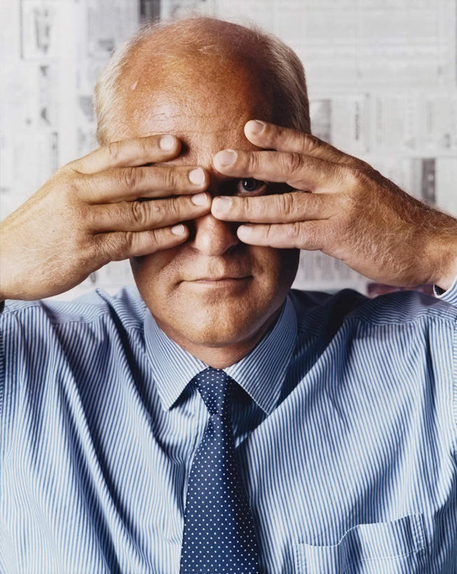 西方人,手,秃头,一个人,竖图,室内,白天,正面,衬衫,欧洲,欧洲人,仅一个男性,仅一个人,领带,仅一个老年男性,手部,遮,遮掩,掩盖,遮挡,遮盖,掩饰,老年男性,男人,男性,白种人,光头,无发,半身,彩图,衬衣