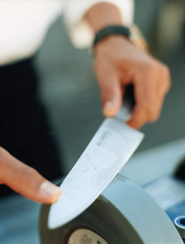 西方人,手,一个人,厨师,竖图,俯视,室内,白天,厨房,金属制品,欧洲,欧洲人,仅一个男性,仅一个人,握,阴影,时间,光线,金属,工具,时钟,手表,影子,刀具,拿,计时,拿着,仅一个年轻男性,阳光,钟表,刀,手部,表,握着,腕表,菜刀,切菜刀,磨刀石,男人,男性,年轻男性,白种人,厨师长,厨子,大厨,主厨,钟,半身,彩图,高角度拍摄,灶间