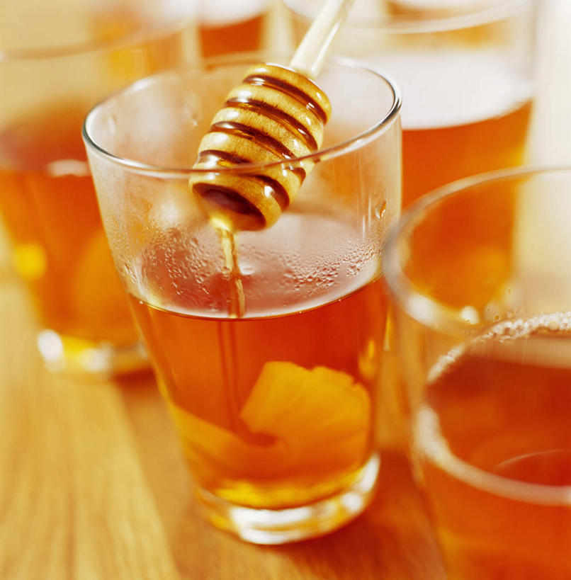 无人,竖图,俯视,室内,特写,白天,桌面,桌子,杯子,阴影,粘稠,光线,木制,影子,调料,糖,调味品,调味料,玻璃制品,阳光,木制品,水杯,黏稠,浓厚,玻璃杯,彩图,高角度拍摄