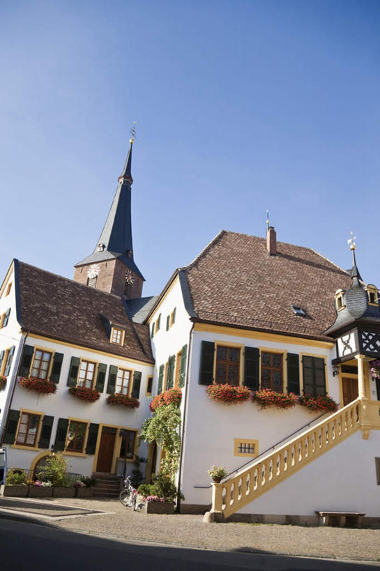 无人,家,竖图,室外,白天,仰视,旅游,度假,植物,窗户,楼梯,道路,路,阴影,光线,盆栽,影子,房屋,阶梯,墙,屋顶,屋子,云,云朵,小路,盆景,交通,云彩,娱乐,楼房,玻璃窗,墙壁,墙面,台阶,住宅,蓝色,绿色,白云,蓝天,天空,阳光,自然,天,享受,休闲,放松,生长,晴朗,成长,风格,政府,巴洛克,晴空,彩图,低角度拍摄,房子