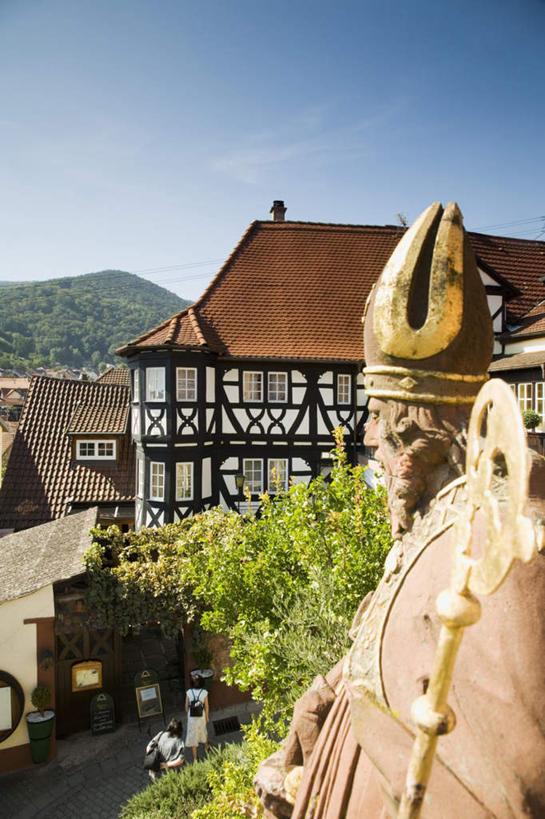 西方人,一个人,果园,竖图,俯视,室外,白天,旅游,度假,山,山脉,田园,窗户,建筑,帽子,雕塑,欧洲,欧洲人,仅一个男性,仅一个人,阴影,服装,艺术,装饰,光线,雕刻,雕像,瓦片,影子,墙,屋顶,山峰,葡萄树,山峦,瓦,娱乐,葡萄园,玻璃窗,架子,墙壁,墙面,仅一个年轻男性,衣服,蓝色,蓝天,天空,阳光,工艺品,庄园,群山,天,享受,休闲,放松,建造,服饰,拐杖,纪念,酒庄,支撑,手杖,葡萄藤,美术,固定,衣着,穿着,主题,陈列,葡萄架,屋瓦,功能,美学,形象,衣饰,男人,男性,年轻男性,白种人,半身,彩图,高角度拍摄