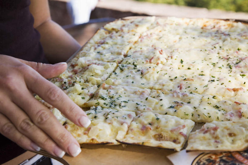 点心,手,一个人,横图,室内,特写,白天,正面,旅游,度假,餐桌,桌子,仅一个女性,仅一个人,切开,握,阴影,光线,影子,葱,青葱,食品,甜点,甜品,拿,拿着,娱乐,块,食物,糕点,阳光,甜食,切,仅一个中年女性,享受,休闲,手部,放松,握着,餐台,剖面,切面,女人,女性,中年女性,半身,彩图