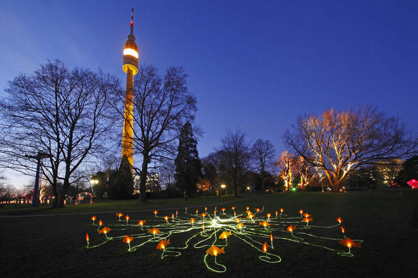 无人,公园,高楼大厦,横图,俯视,室外,夜晚,度假,美景,植物,城市风光,标志建筑,城市,大厦,地标,建筑,摩天大楼,照明,德国,圣诞节,节日,庆祝,装饰,彩灯,景观,灯光,圣诞树,文化,娱乐,建设,灯,树,树木,绿色,自然,灯具,庆典,享受,休闲,景色,放松,花灯,生长,成长,纪念,华丽,修饰,照亮,点缀,照明设备,西欧,德意志联邦共和国,衬托,美观,雅致,雅观,北威州,北莱茵.威斯特法伦州,多特蒙德,鲁尔区,彩图,高角度拍摄,大楼,高层建筑,高楼,摩天楼