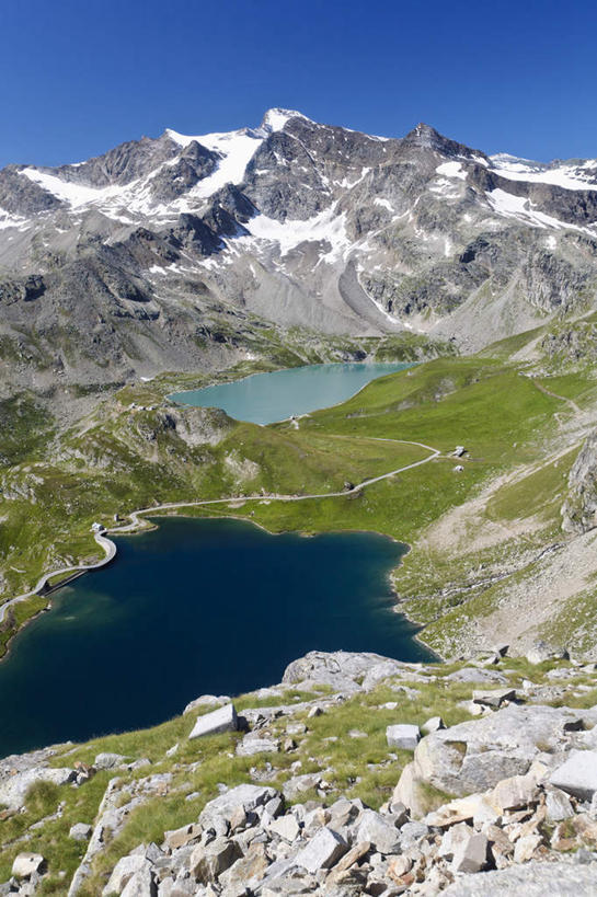 无人,竖图,俯视,室外,白天,旅游,度假,草地,草坪,湖,湖泊,美景,山,山脉,水,植物,意大利,欧洲,阴影,波纹,光线,影子,湖面,景观,山峰,水流,水面,云,云朵,涟漪,山峦,云彩,娱乐,草,蓝色,绿色,白云,倒影,蓝天,水纹,天空,阳光,自然,波浪,湖水,群山,天,享受,休闲,景色,放松,晴朗,连绵,倒映,绵延,南欧,自然风光,意大利共和国,首府,水晕,联贯,反照,奥斯塔,瓦莱达奥斯塔,瓦莱达奥斯塔大区,晴空,彩图,高角度拍摄
