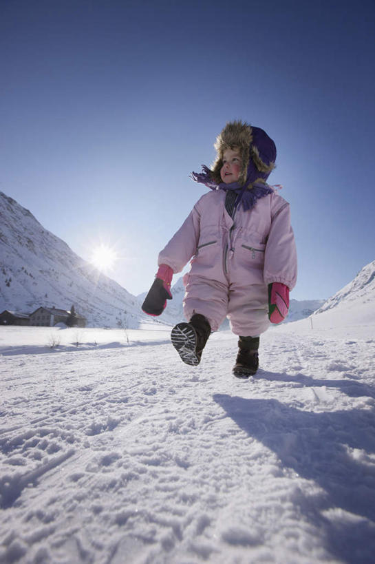 西方人,婴儿,儿童,一个人,走,笑,微笑,竖图,室外,白天,仰视,旅游,度假,纯洁,美景,山,雪,雪山,大雪,帽子,奥地利,欧洲,欧洲人,仅一个人,阴影,装饰,光线,影子,房屋,屋子,冰,积雪,景观,山峰,雪景,冬季,冬天,山峦,痕迹,注视,文化,娱乐,小孩,蓝色,蓝天,天空,阳光,自然,手套,天,观察,看,享受,休闲,温暖,景色,放松,寒冷,可爱,棉鞋,活泼,晴朗,观看,保暖,华丽,点缀,察看,冰冷,御寒,关注,自然风光,宝宝,纯真,烂漫,无邪,中欧,万里无云,衬托,美观,雅致,雅观,棉帽,严寒,奥地利共和国,蒂罗尔,蒂罗尔州,冰凉,酷寒,凛冽,凛凛,极冷,陈迹,雪屋,伶俐,天真,白种人,孩子,晴空,晴空万里,步行,散步,走路,彩图,低角度拍摄,全身,房子,小屋,冬衣,寒衣