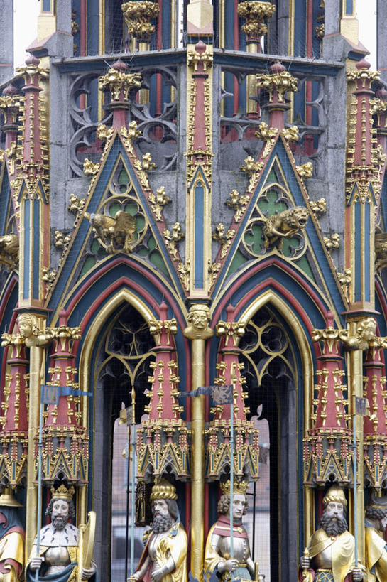 无人,竖图,室外,白天,正面,民族服装,旅游,度假,标志建筑,地标,建筑,皇冠,雕塑,德国,欧洲,阴影,艺术,装饰,光线,雕刻,雕像,影子,堡垒,城堡,许多人,娱乐,建设,阳光,工艺品,一群人,享受,休闲,旅游胜地,放松,纪念,美术,权威,西欧,要塞,高贵,主题,陈列,德意志联邦共和国,功能,美学,权力,统治,巴伐利亚,巴伐利亚州,拜恩州,拜恩自由州,纽伦堡,设防,男人,男性,中年男性,王冠,彩图,传统服装,民俗服