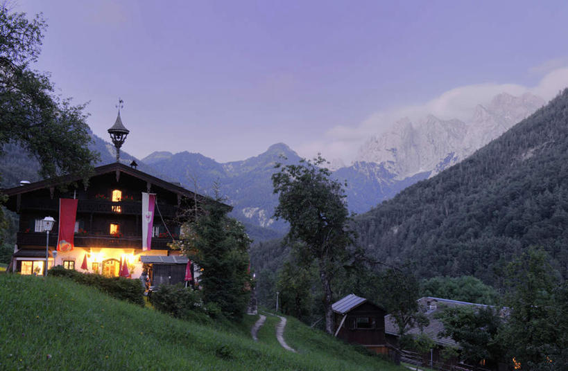 无人,餐厅,家,木屋,横图,室外,白天,正面,旅游,度假,草地,草坪,石头,美景,山,山脉,植物,道路,酒店,路,奥地利,欧洲,阴影,光线,石子,影子,景观,山峰,小路,灯光,交通,山峦,娱乐,住宅,草,树,树木,蓝色,绿色,蓝天,天空,自然,黄昏,群山,天,享受,休闲,景色,放松,生长,晴朗,成长,自然风光,中欧,万里无云,奥地利共和国,蒂罗尔,蒂罗尔州,薄暮,石块,岩石,晴空,晴空万里,彩图,傍晚,餐馆,饭店,饭馆,旅店,茅舍,茅屋,棚屋,小木屋,小屋