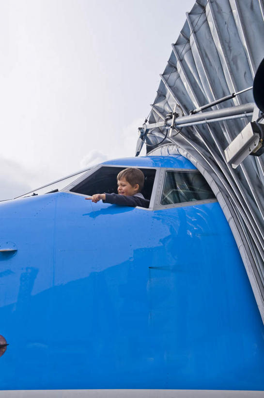 西方人,儿童,一个人,站,笑,微笑,露齿笑,竖图,室外,白天,仰视,纯洁,窗户,飞机,德国,欧洲,欧洲人,仅一个男性,仅一个人,阴影,服装,透明,光线,影子,交通,注视,休闲装,航空,慕尼黑,玻璃窗,小孩,衣服,蓝色,蓝天,天空,阳光,交通工具,天,观察,看,站着,仅一个小孩,休闲,休闲服,可爱,童年,童趣,运输,服饰,晴朗,观看,察看,直,客机,西欧,关注,载具,童真,烂漫,无邪,万里无云,德意志联邦共和国,首府,理智,沉静,巴伐利亚,巴伐利亚州,拜恩州,拜恩自由州,冷色,高深,冷淡,天真,男孩,男人,男性,白种人,孩子,晴空,晴空万里,站立,半身,彩图,低角度拍摄,男生