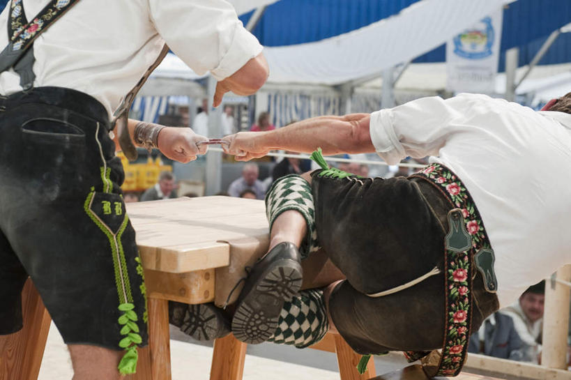 西方人,两个人,站,拉,横图,室内,白天,锻炼,快乐,比赛,运动,竞争,桌面,桌子,欧洲,欧洲人,服装,木制,休闲装,娱乐,背面,衣服,木制品,站着,休闲,休闲服,背带裤,服饰,体育运动,体育,男人,男性,中年男性,白种人,站立,半身,彩图,健身