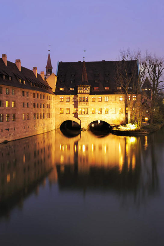 无人,医院,家,竖图,室外,夜晚,正面,度假,河流,美景,水,植物,窗户,城市风光,城市,德国,欧洲,阴影,光线,影子,房屋,屋子,河水,景观,水流,灯光,娱乐,楼房,玻璃窗,住宅,树,树木,绿色,倒影,自然,享受,休闲,景色,放松,生长,成长,倒映,西欧,医疗机构,德意志联邦共和国,巴伐利亚,巴伐利亚州,拜恩州,拜恩自由州,纽伦堡,反照,彩图,房子,病院,诊所