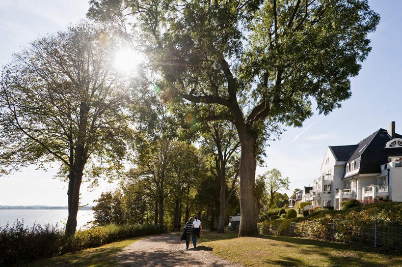 西方人,两个人,伙伴,朋友,家,栏杆,说,横图,室外,白天,度假,讨论,友谊,草地,草坪,海浪,海洋,美景,山,山脉,植物,城市风光,城市,道路,路,公路,德国,欧洲,欧洲人,漫步,阴影,服装,光线,影子,房屋,屋子,景观,浪花,山峰,公寓,围栏,交通,山峦,休闲装,娱乐,洋房,护栏,楼房,住宅,草,树,树木,背面,衣服,蓝色,绿色,蓝天,天空,阳光,自然,海水,群山,天,享受,休闲,休闲服,景色,放松,服饰,生长,晴朗,成长,西欧,海景,万里无云,德意志联邦共和国,石荷州,石勒苏益格.荷尔斯泰因,石勒苏益格.荷尔斯泰因州,溜达,交流,友情,年轻女性,女人,女性,白种人,大海,风浪,海,海水的波动,近岸浪,涌浪,晴空,晴空万里,马路,沟通,讲话,交谈,散步,商讨,说话,谈话,彩图,全身,房子