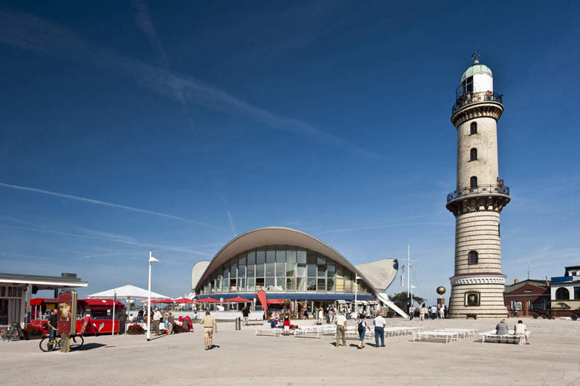 西方人,家,站,坐,走,横图,室外,白天,正面,旅游,度假,标志建筑,道路,地标,建筑,自行车,旗帜,椅子,德国,欧洲,欧洲人,行人,游客,游人,服装,信息,伞,雨伞,遮阳伞,房屋,屋子,纪念碑,灯塔,交通,许多人,注视,休闲装,方向,娱乐,旗子,阳伞,建设,楼房,路人,旅客,住宅,车,脚踏车,衣服,交通工具,观察,看,站着,一群人,享受,休闲,休闲服,旅游胜地,放松,服饰,观看,引导,指引,纪念,察看,西欧,关注,载具,怀念,德意志联邦共和国,思念,旌旗,旗号,航标,梅克伦堡.前波美拉尼亚州,梅克伦堡.前波美拉尼亚,吊唁,过客,男人,男性,女人,女性,中年男性,中年女性,白种人,步行,散步,站立,走路,坐着,彩图,全身,房子,导航