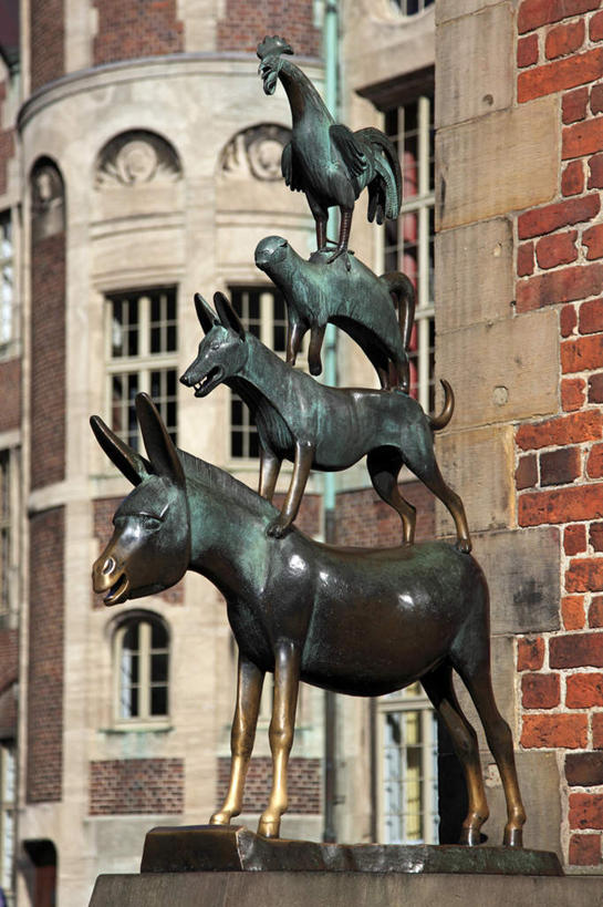 无人,家,竖图,室外,白天,正面,旅游,度假,别墅,标志建筑,地标,建筑,狗,鸡,马,猴子,雕塑,德国,欧洲,四只,一排,阴影,艺术,整齐,装饰,光线,雕刻,雕像,影子,房屋,屋子,公寓,娱乐,建设,洋房,楼房,住宅,排列,阳光,工艺品,享受,休闲,旅游胜地,放松,纪念,堆,美术,西欧,队列,主题,陈列,德意志联邦共和国,功能,美学,不莱梅,彩图,房子