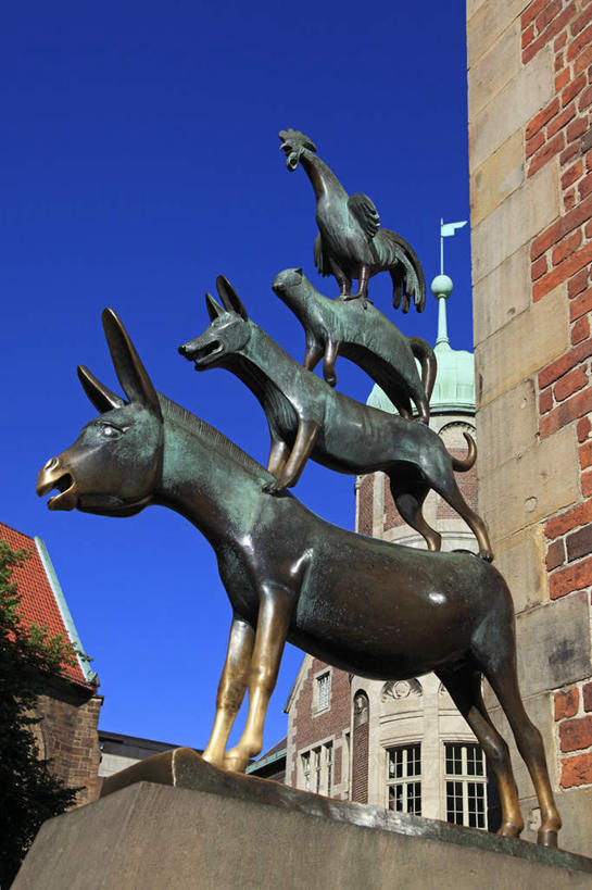 无人,家,竖图,室外,白天,仰视,旅游,度假,别墅,标志建筑,地标,建筑,狗,鸡,马,猴子,雕塑,德国,欧洲,四只,一排,阴影,艺术,整齐,装饰,光线,雕刻,雕像,影子,房屋,屋子,公寓,娱乐,建设,洋房,楼房,住宅,排列,蓝色,蓝天,天空,阳光,工艺品,天,享受,休闲,旅游胜地,放松,晴朗,纪念,堆,美术,西欧,队列,主题,陈列,万里无云,德意志联邦共和国,功能,美学,不莱梅,晴空,晴空万里,彩图,低角度拍摄,房子