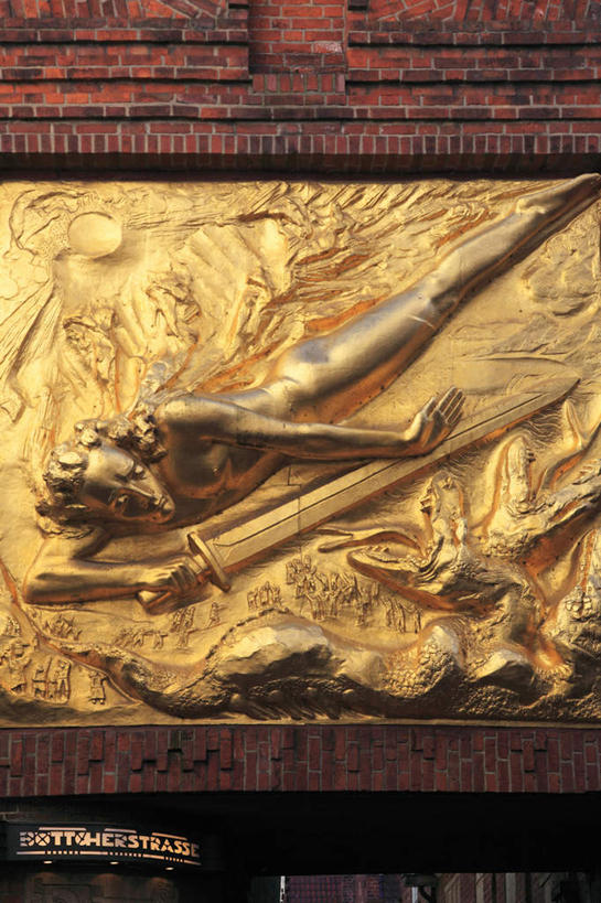 西方人,一个人,无人,竖图,室外,白天,正面,旅游,度假,标志建筑,地标,建筑,雕塑,德国,欧洲,欧洲人,仅一个男性,仅一个人,仅一个中年男性,握,阴影,艺术,装饰,光线,雕刻,雕像,影子,墙,拿,拿着,注视,娱乐,建设,墙壁,墙面,阳光,工艺品,观察,看,享受,休闲,金色,武器,旅游胜地,放松,战争,握着,观看,纪念,坚硬,美术,察看,剑,富贵,西欧,关注,矛盾,兵器,主题,防御,陈列,忠诚,德意志联邦共和国,功能,美学,富丽,名誉,荣华,坚固,不莱梅,男人,男性,中年男性,白种人,彩图