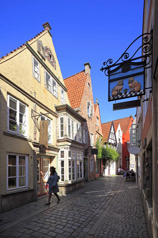 西方人,一个人,无人,家,走,竖图,室外,白天,正面,旅游,度假,植物,别墅,标志建筑,道路,地标,建筑,路,德国,欧洲,欧洲人,仅一个年轻女性,仅一个女性,仅一个人,阴影,服装,光线,影子,房屋,屋子,公寓,小路,交通,注视,休闲装,娱乐,建设,洋房,楼房,住宅,树,树木,衣服,蓝色,绿色,蓝天,天空,阳光,自然,天,观察,看,享受,休闲,休闲服,旅游胜地,放松,服饰,生长,晴朗,成长,观看,察看,西欧,关注,万里无云,德意志联邦共和国,不莱梅,年轻女性,女人,女性,白种人,晴空,晴空万里,步行,散步,走路,彩图,房子