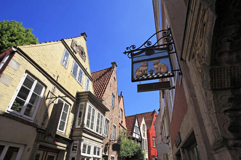 无人,家,横图,室外,白天,仰视,旅游,度假,植物,别墅,窗户,标志建筑,地标,建筑,德国,欧洲,阴影,光线,瓦片,影子,房屋,墙,屋顶,屋子,公寓,顶棚,瓦,娱乐,建设,洋房,楼房,玻璃窗,墙壁,墙面,住宅,树,树木,蓝色,绿色,蓝天,天空,阳光,自然,天,享受,休闲,旅游胜地,放松,建造,生长,晴朗,成长,西欧,屋瓦,万里无云,德意志联邦共和国,不莱梅,晴空,晴空万里,彩图,低角度拍摄,房子