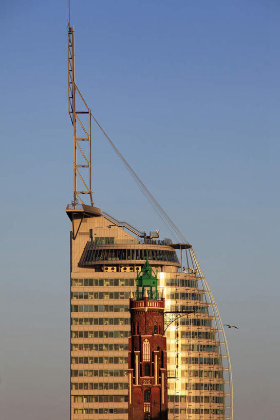 无人,高楼大厦,竖图,室外,白天,正面,度假,美景,城市风光,标志建筑,城市,大厦,道路,地标,建筑,摩天大楼,德国,欧洲,阴影,光线,信息,影子,景观,灯塔,交通,方向,娱乐,建设,蓝色,蓝天,天空,阳光,天,享受,休闲,景色,放松,晴朗,引导,指引,西欧,万里无云,德意志联邦共和国,航标,不莱梅,晴空,晴空万里,彩图,大楼,高层建筑,高楼,摩天楼,导航