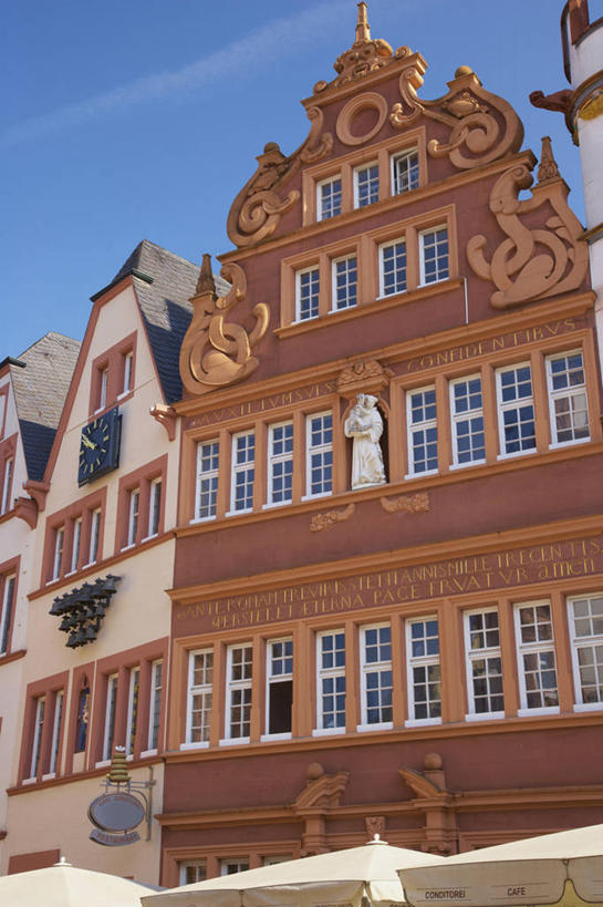 无人,家,竖图,室外,白天,仰视,旅游,度假,窗户,标志建筑,地标,建筑,德国,欧洲,一排,阴影,整齐,并列,并排,光线,伞,影子,雨伞,遮阳伞,房屋,屋子,娱乐,阳伞,建设,楼房,玻璃窗,住宅,排列,蓝色,蓝天,天空,阳光,天,享受,休闲,旅游胜地,放松,晴朗,西欧,队列,平行,万里无云,德意志联邦共和国,莱茵兰.普法尔茨州,特里尔,晴空,晴空万里,彩图,低角度拍摄,房子