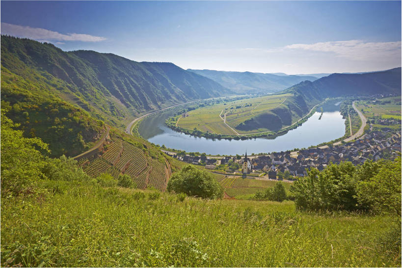 无人,家,果园,横图,俯视,室外,白天,旅游,度假,草地,草坪,河流,美景,山,山脉,水,田园,植物,标志建筑,地标,建筑,德国,欧洲,阴影,曲折,弯曲,光线,影子,房屋,屋子,河水,景观,山峰,水流,云,云朵,山峦,云彩,娱乐,建设,楼房,葡萄园,住宅,草,树,树木,蓝色,绿色,白云,倒影,蓝天,天空,阳光,自然,庄园,群山,天,享受,休闲,旅游胜地,景色,放松,蜿蜒,生长,晴朗,成长,倒映,西欧,自然风光,德意志联邦共和国,反照,莱茵兰.普法尔茨州,摩泽尔省,晴空,彩图,高角度拍摄,房子