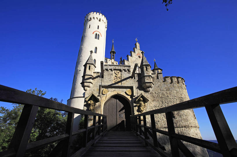 无人,栏杆,横图,室外,白天,仰视,旅游,度假,美景,名胜古迹,植物,楼梯,门,标志建筑,地标,建筑,德国,欧洲,阴影,遗迹,光线,木制,扶手,影子,堡垒,城堡,阶梯,墙,景观,尖顶,古迹,文物,娱乐,建设,古建筑,护栏,墙壁,墙面,台阶,树,树木,蓝色,绿色,蓝天,天空,阳光,自然,木制品,门框,瞭望塔,天,享受,休闲,旅游胜地,景色,放松,生长,晴朗,成长,西欧,要塞,自然风光,哨塔,古文明,万里无云,德意志联邦共和国,巴登.符腾堡,巴登.符腾堡州,巴符州,设防,巴登巴登,晴空,晴空万里,彩图,低角度拍摄