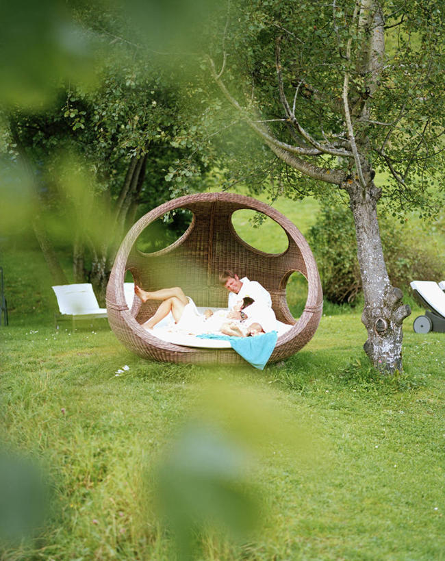 西方人,两个人,竖图,室外,白天,正面,爱情,旅游,度假,草地,草坪,美景,植物,椅子,奥地利,欧洲,欧洲人,阴影,服装,光线,影子,躺椅,景观,浪漫,休闲装,娱乐,草,树,树木,衣服,绿色,阳光,自然,享受,休闲,温暖,温馨,休闲服,石椅,景色,恩爱,放松,恋人,服饰,生长,成长,和睦,自然风光,摇篮,中欧,奥地利共和国,男人,男性,女人,女性,中年男性,中年女性,白种人,情侣,半身,彩图,伴侣,融洽