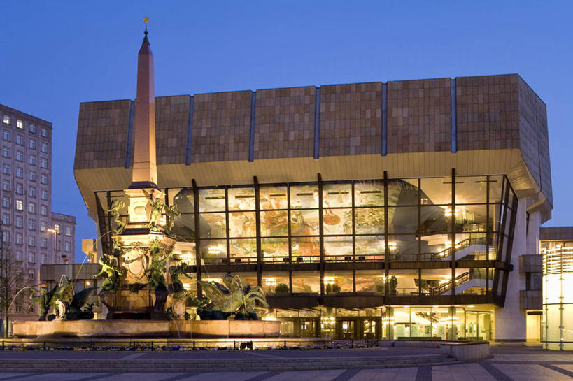 无人,音乐厅,广场,横图,室外,正面,旅游,度假,日落,窗户,标志建筑,地标,建筑,喷泉,照明,德国,欧洲,阴影,光线,影子,墙,景观,晚霞,霞光,落日,建筑群,灯光,文化,娱乐,建设,玻璃窗,墙壁,墙面,灯,蓝色,蓝天,天空,阳光,黄昏,灯具,天,品味,享受,休闲,射灯,彩霞,放松,晴朗,照亮,照明设备,西欧,水景,万里无云,德意志联邦共和国,美观,夕照,莱比锡,设计,晴空,晴空万里,夕阳,彩图,演奏厅,斜阳