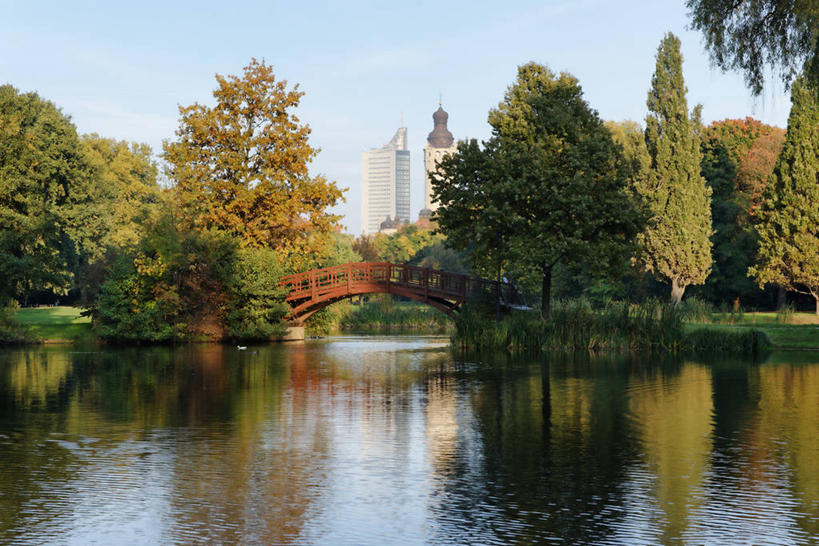 无人,高楼大厦,横图,室外,白天,正面,旅游,度假,草地,草坪,河流,美景,水,植物,大厦,建筑,摩天大楼,德国,欧洲,阴影,光线,影子,河水,景观,水流,桥,娱乐,石桥,栈桥,草,树,树木,蓝色,绿色,倒影,蓝天,天空,阳光,自然,楼宇,天,享受,休闲,景色,放松,生长,成长,人行桥,倒映,西欧,自然风光,政府,德意志联邦共和国,反照,莱比锡,彩图,大楼,高层建筑,高楼,摩天楼