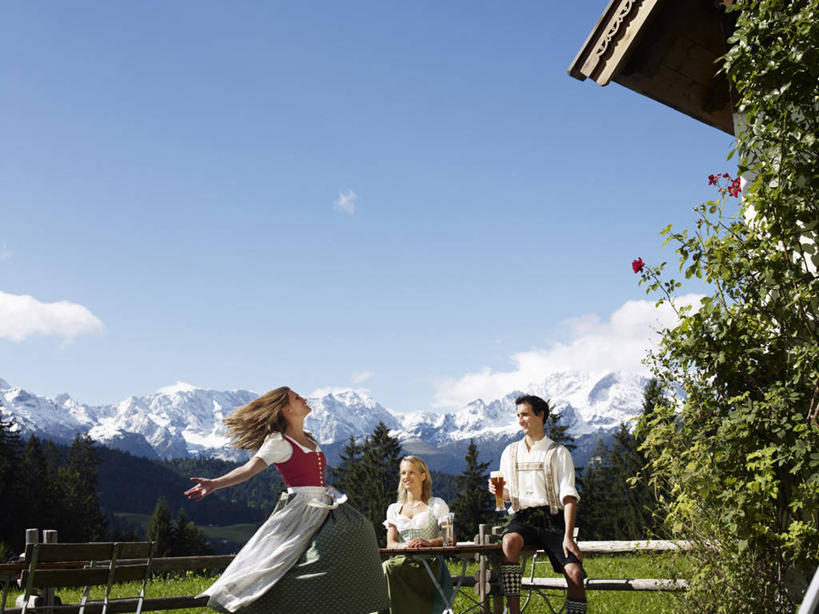 西方人,三个人,伙伴,朋友,餐厅,家,栏杆,坐,横图,室外,白天,正面,裙子,旅游,度假,友谊,草地,草坪,美景,山,雪,雪山,植物,大雪,德国,欧洲,欧洲人,阴影,连衣裙,服装,光线,影子,栅栏,房屋,屋子,冰,积雪,景观,篱笆,山峰,雪景,云,云朵,冬季,冬天,围栏,山峦,云彩,注视,休闲装,旋转,娱乐,护栏,楼房,住宅,草,树,树木,衣服,蓝色,绿色,白云,蓝天,天空,阳光,自然,天,观察,看,享受,休闲,休闲服,景色,放松,寒冷,服饰,生长,晴朗,成长,观看,察看,冰冷,西欧,关注,自然风光,德意志联邦共和国,严寒,冰凉,酷寒,凛冽,凛凛,极冷,巴伐利亚,巴伐利亚州,拜恩州,拜恩自由州,友情,男人,男性,年轻男性,年轻女性,女人,女性,白种人,晴空,坐着,半身,彩图,房子,餐馆,饭店,饭馆