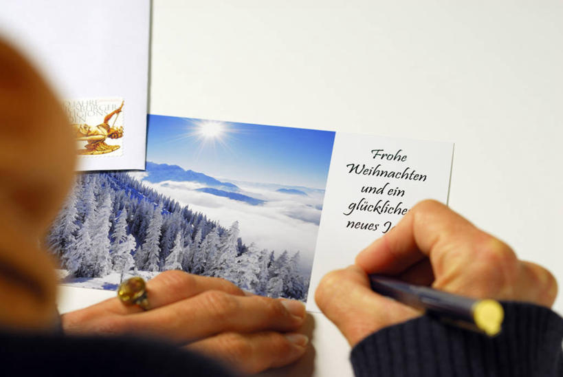 西方人,一个人,坐,横图,室内,白天,爱情,桌子,欧洲,圣诞节,欧洲人,仅一个年轻女性,仅一个女性,仅一个人,写,服装,节日,庆祝,笔,办公用品,浪漫,休闲装,文化,书桌,水笔,文具,装饰品,背面,衣服,戒指,课桌,饰品,首饰,学习用品,庆典,休闲,休闲服,恩爱,服饰,纪念,文具用品,信物,权利,圣诞卡,手饰,年轻女性,女人,女性,白种人,坐着,半身,彩图