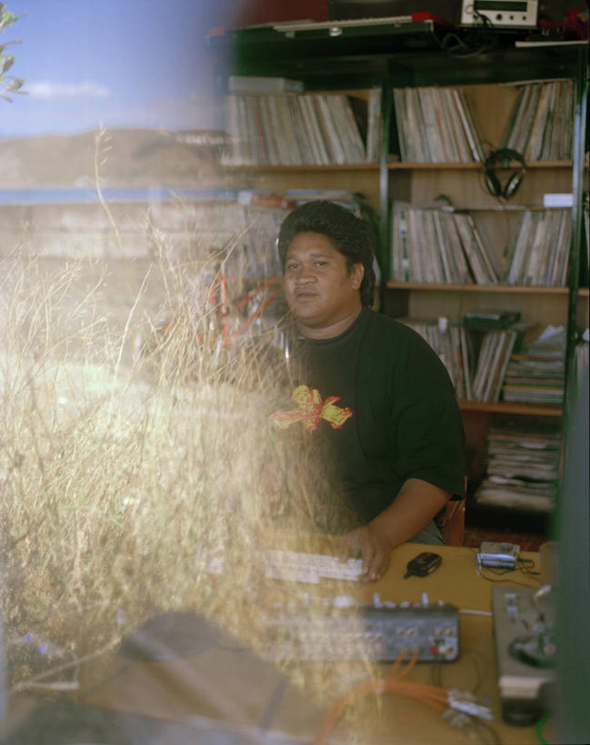 西方人,一个人,竖图,室内,白天,正面,看书,阅读,桌子,书籍,欧洲,欧洲人,仅一个男性,仅一个人,学习,服装,休闲装,书桌,仅一个年轻男性,衣服,课桌,书本,看,休闲,休闲服,读书,浏览,服饰,挡书板,书挡,书夹,书立,男人,男性,年轻男性,白种人,书,图书,半身,彩图