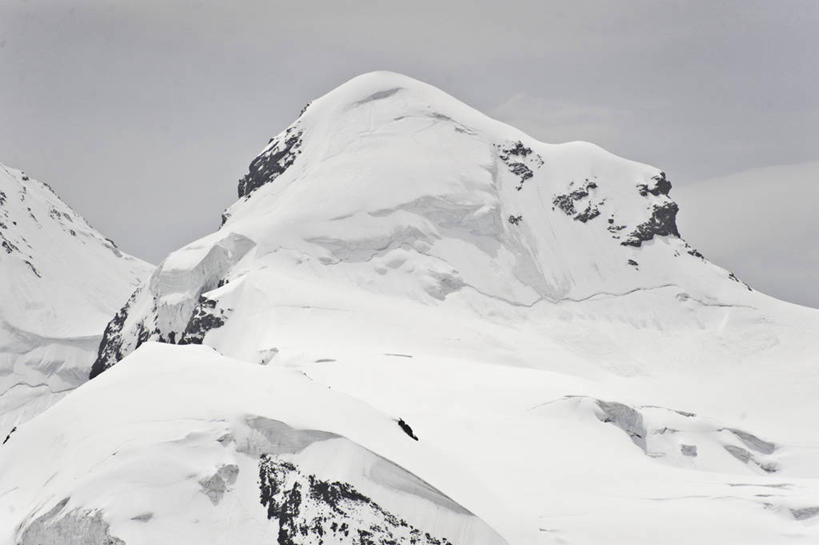 无人,横图,室外,白天,仰视,旅游,度假,美景,山,雪,雪山,大雪,瑞士,欧洲,阴影,光线,影子,冰,积雪,景观,山峰,雪景,冬季,冬天,山峦,娱乐,蓝色,蓝天,天空,阳光,自然,天,享受,休闲,景色,放松,寒冷,晴朗,冰冷,自然风光,中欧,万里无云,严寒,瑞士联邦,冰凉,酷寒,凛冽,凛凛,极冷,瓦莱州,晴空,晴空万里,彩图,低角度拍摄