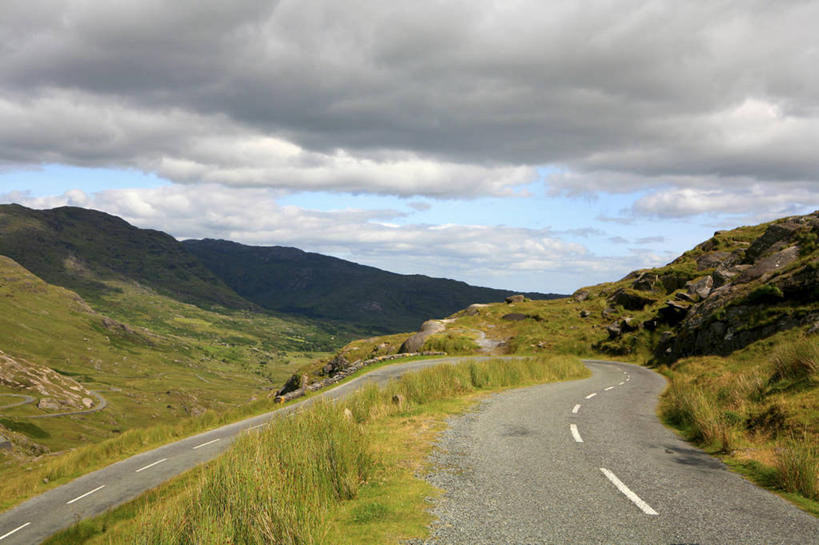 无人,横图,室外,白天,正面,旅游,度假,美景,山,山脉,植物,道路,路,爱尔兰,欧洲,阴影,枯萎,光线,影子,景观,山峰,云,云朵,小路,枯草,交通,山峦,云彩,娱乐,草,黄色,蓝色,白云,蓝天,天空,阳光,自然,群山,天,享受,休闲,景色,放松,晴朗,西欧,自然风光,爱尔兰共和国,科克郡,晴空,彩图