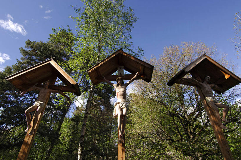 无人,横图,室外,白天,仰视,旅游,度假,草地,草坪,树林,植物,雕塑,意大利,欧洲,阴影,艺术,装饰,光线,雕刻,雕像,影子,云,云朵,树桩,云彩,娱乐,草,树,树干,树木,蓝色,绿色,白云,蓝天,天空,阳光,自然,工艺品,天,享受,休闲,木桩,放松,生长,晴朗,成长,纪念,美术,南欧,主题,陈列,意大利共和国,三座,功能,美学,特伦蒂诺.上阿迪杰大区,晴空,彩图,低角度拍摄