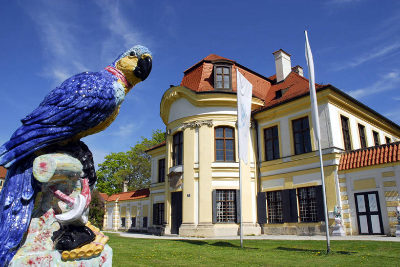 无人,家,横图,室外,白天,仰视,旅游,度假,草地,草坪,名胜古迹,植物,别墅,标志建筑,地标,建筑,鸟,鹦鹉,雕塑,德国,欧洲,阴影,遗迹,艺术,装饰,光线,鸟类,雕刻,雕像,影子,堡垒,城堡,房屋,屋子,云,云朵,公寓,云彩,古迹,文物,娱乐,建设,古建筑,洋房,楼房,慕尼黑,住宅,草,树,树木,蓝色,绿色,白云,蓝天,天空,阳光,自然,动物,工艺品,天,享受,休闲,旅游胜地,放松,可爱,活泼,生长,晴朗,成长,纪念,美术,西欧,要塞,主题,陈列,古文明,德意志联邦共和国,首府,功能,美学,观赏鸟,巴伐利亚,巴伐利亚州,拜恩州,拜恩自由州,宁芬堡,宁芬堡皇宫,设防,晴空,彩图,低角度拍摄,房子