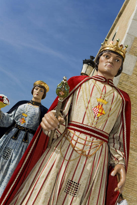 无人,竖图,室外,白天,仰视,民族服装,度假,美景,城市风光,城市,皇冠,雕塑,西班牙,欧洲,阴影,艺术,装饰,光线,雕刻,雕像,影子,景观,云,云朵,云彩,娱乐,石雕,蓝色,白云,蓝天,天空,阳光,工艺品,天,享受,休闲,景色,放松,晴朗,纪念,美术,权威,高贵,南欧,主题,陈列,两座,加泰罗尼亚,西班牙王国,功能,美学,权力,统治,王冠,晴空,半身,彩图,低角度拍摄,传统服装,民俗服