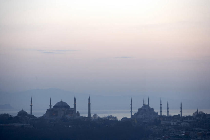 无人,横图,室外,白天,正面,旅游,度假,名胜古迹,标志建筑,地标,建筑,土耳其,亚洲,阴影,遗迹,光线,影子,云,云朵,云彩,古迹,文物,娱乐,建设,古建筑,蓝色,白云,蓝天,天空,阳光,天,享受,休闲,旅游胜地,放松,西亚,古文明,圣索非亚大教堂,圣索菲亚教堂,彩图,圣索菲亚大教堂,索菲亚教堂,土耳其共和国