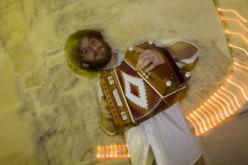 西方人,一个人,站,横图,俯视,室外,白天,民族服装,键盘,欧洲,欧洲人,仅一个男性,仅一个人,握,手风琴,拿,拿着,注视,管风琴,仅一个年轻男性,观察,看,站着,握着,观看,察看,键盘乐器,关注,男人,男性,年轻男性,白种人,站立,半身,彩图,高角度拍摄,传统服装,民俗服