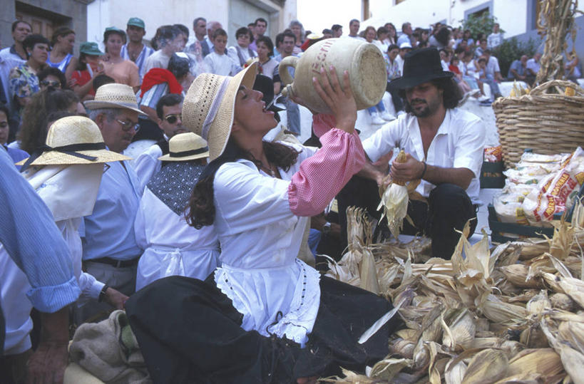 西方人,手,伙伴,朋友,坐,捧,交叉,横图,室外,白天,侧面,度假,友谊,合作,团队,玉米,美景,城市风光,城市,竹子,蔬菜,帽子,西班牙,欧洲,欧洲人,喝,喝水,握,阴影,竹制,服装,丰富,丰收,新鲜,编织,光线,棒子,草帽,罐子,篮子,墨镜,眼镜,影子,陶瓷,景观,玉蜀黍,食品,陶瓷制品,许多人,丰盛,拿,拿着,注视,休闲装,娱乐,食物,衣服,阳光,瓶子,太阳镜,太阳眼镜,竹篮,观察,看,一群人,享受,休闲,手部,休闲服,遮阳镜,景色,放松,战略,握着,服饰,有机食品,绿色食品,观看,竹条,交织,苞米,察看,竹制品,加纳利群岛,关注,南欧,加那利群岛,苞芦,苞谷,袖套,西班牙王国,联合,合谋,包谷,大蜀黍,番麦,薏米包,玉高粱,玉麦,珍珠米,穿插,丰登,丰硕,大加纳利岛,配合,协作,男人,男性,年轻男性,年轻女性,女人,女性,白种人,端,端着,捧着,手捧,坐着,半身,彩图