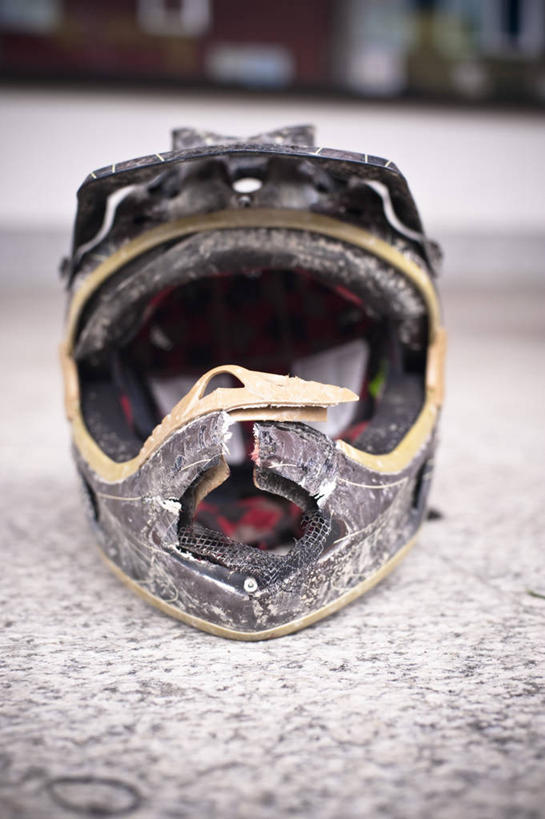 无人,竖图,室外,特写,白天,正面,雪,大雪,帽子,朦胧,模糊,破碎,头盔,积雪,雪景,冬季,冬天,安全帽,寒冷,碎裂,破裂,分裂,严寒,彩图