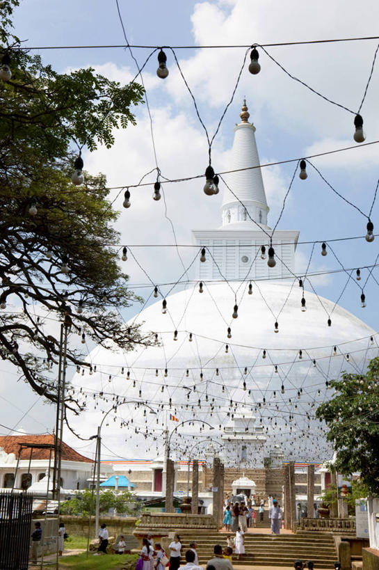 东方人,教堂,栏杆,站,走,竖图,室外,白天,仰视,旅游,度假,草地,草坪,植物,楼梯,标志建筑,地标,建筑,照明,斯里兰卡,亚洲,一排,吊挂,悬挂,阴影,服装,节日,整齐,并列,并排,光线,彩灯,扶手,影子,阶梯,云,云朵,灯光,许多人,挂,云彩,注视,休闲装,黄种人,文化,娱乐,建设,护栏,台阶,灯,草,树,树木,排列,衣服,蓝色,绿色,白云,蓝天,天空,阳光,自然,灯具,天,观察,看,祈祷,站着,一群人,享受,休闲,健康,休闲服,旅游胜地,放松,许愿,宗教,服饰,花灯,信仰,生长,晴朗,成长,观看,纪念,祈求,照亮,察看,基督教,照明设备,队列,关注,天主教,南亚,平行,信念,斯里兰卡民主社会主义共和国,阿努拉达普拉,平安,男人,男性,年轻男性,年轻女性,女人,女性,亚洲人,晴空,步行,散步,站立,走路,彩图,低角度拍摄,全身,大教堂,礼拜堂