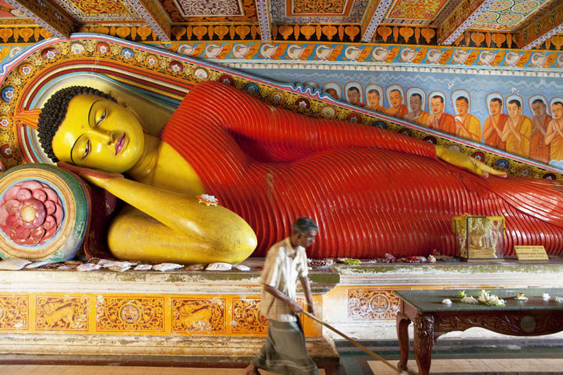 东方人,一个人,走,横图,室内,白天,侧面,旅游,度假,绘画,桌面,桌子,标志建筑,地标,建筑,雕塑,斯里兰卡,亚洲,仅一个男性,仅一个人,服装,节日,艺术,装饰,木制,雕刻,雕像,墙,屋顶,顶棚,注视,休闲装,黄种人,文化,娱乐,建设,壁画,墙壁,墙面,衣服,木制品,工艺品,观察,看,祈祷,仅一个老年男性,享受,休闲,健康,休闲服,旅游胜地,放松,许愿,宗教,服饰,信仰,观看,纪念,华丽,修饰,祈求,美术,点缀,察看,关注,主题,南亚,陈列,功能,美学,斯里兰卡民主社会主义共和国,衬托,美观,雅致,雅观,阿努拉达普拉,平安,老年男性,男人,男性,亚洲人,步行,画画,散步,走路,半身,彩图