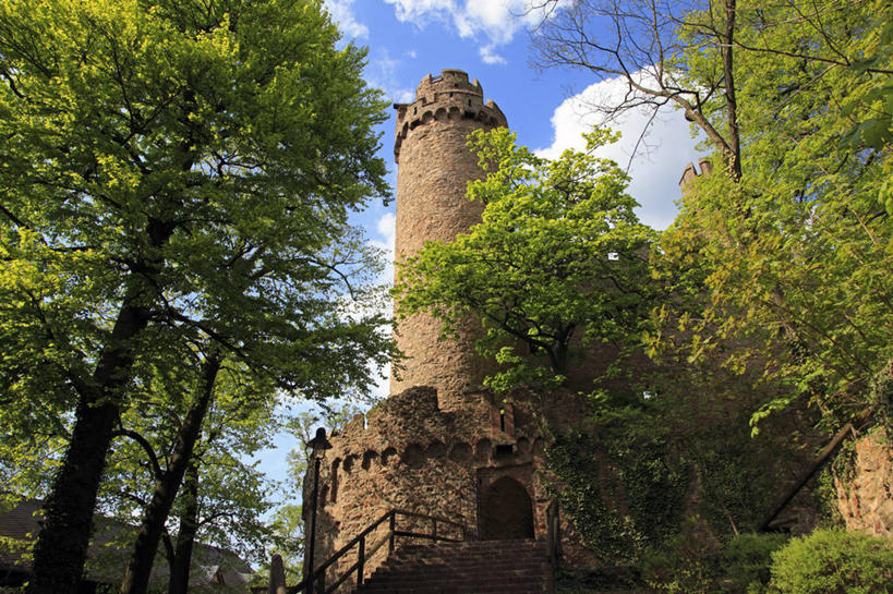 无人,栏杆,横图,室外,白天,仰视,旅游,度假,美景,树林,植物,楼梯,门,标志建筑,地标,建筑,德国,欧洲,阴影,光线,扶手,影子,砖块,堡垒,城堡,阶梯,墙,景观,云,云朵,棕色,云彩,娱乐,建设,护栏,墙壁,墙面,台阶,树,树木,蓝色,绿色,白云,蓝天,天空,阳光,自然,门框,瞭望塔,天,享受,休闲,旅游胜地,景色,放松,生长,晴朗,成长,西欧,要塞,自然风光,哨塔,德意志联邦共和国,黑森州,设防,晴空,彩图,低角度拍摄