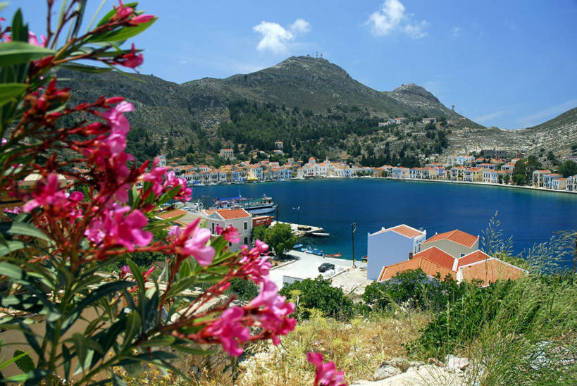 无人,家,横图,俯视,室外,白天,旅游,度假,草地,草坪,海浪,海洋,花海,花圃,石头,美景,山,山脉,植物,叶子,希腊,欧洲,阴影,盛开,光线,石子,影子,房屋,屋子,景观,浪花,山峰,云,云朵,山峦,花蕾,云彩,娱乐,楼房,住宅,草,花,花瓣,花朵,花卉,鲜花,树,树木,蓝色,绿色,白云,蓝天,天空,阳光,自然,海水,花丛,花束,花田,群山,天,花苞,花蕊,享受,休闲,景色,放松,生长,晴朗,成长,夹竹桃,自然风光,海景,多德卡尼斯群岛,柳叶桃,半年红,希腊共和国,南斯波拉提群岛,大海,风浪,海,海水的波动,近岸浪,石块,岩石,涌浪,晴空,彩图,高角度拍摄,房子