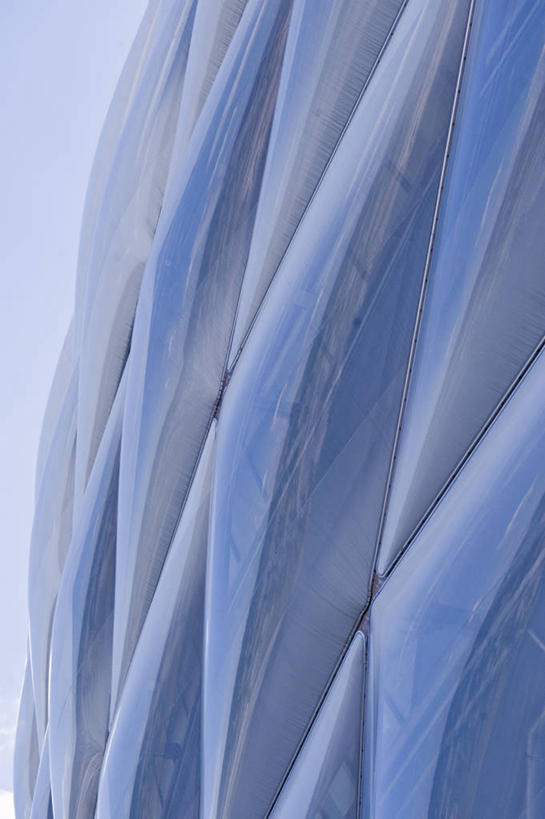 无人,体育馆,运动场,竖图,室外,白天,仰视,度假,美景,城市风光,标志建筑,城市,地标,建筑,德国,欧洲,景观,娱乐,建设,体育场,慕尼黑,蓝色,蓝天,天空,天,享受,休闲,旅游胜地,景色,放松,西欧,德意志联邦共和国,首府,运动馆,巴伐利亚,巴伐利亚州,拜恩州,拜恩自由州,安联球场,慕尼黑安联球场,彩图,低角度拍摄