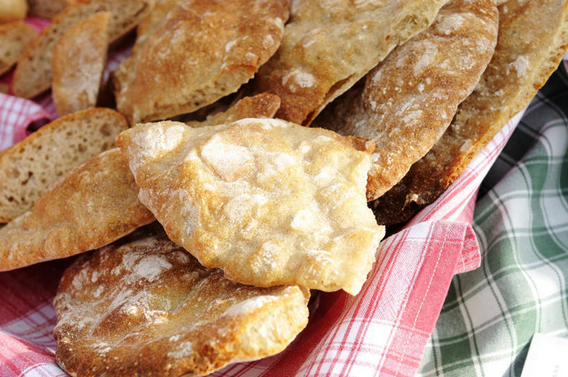 点心,面包,无人,横图,俯视,室内,特写,白天,静物,一堆,许多,阴影,堆叠,堆积,光线,布料,格纹,影子,食品,面点,很多,布纹,桌布,食物,糕点,餐巾,台布,堆,彩图,高角度拍摄