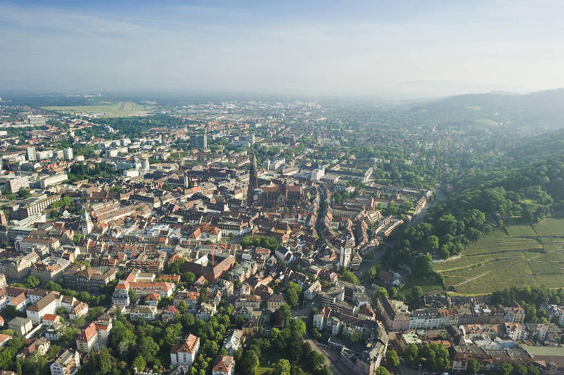 无人,家,横图,俯视,航拍,室外,白天,旅游,度假,美景,植物,城市风光,城市,道路,建筑,路,公路,德国,欧洲,房屋,屋子,景观,公寓,交通,娱乐,建设,洋房,楼房,住宅,树,树木,蓝色,绿色,蓝天,天空,自然,天,享受,休闲,景色,放松,生长,晴朗,成长,西欧,鸟瞰,万里无云,德意志联邦共和国,巴登.符腾堡,巴登.符腾堡州,巴符州,弗莱堡,弗赖堡,晴空,晴空万里,马路,彩图,高角度拍摄,房子